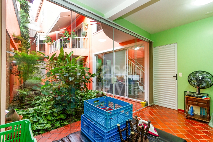 Casa de vila espaçosa e muito bem localizada! Para venda - No Paraíso! Numa vilinha que também é um pa-ra-í-so!