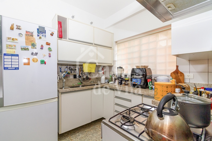 Casa de vila espaçosa e muito bem localizada! Para venda - No Paraíso! Numa vilinha que também é um pa-ra-í-so!