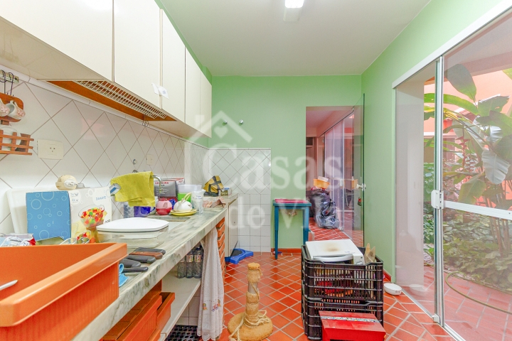Casa de vila espaçosa e muito bem localizada! Para venda - No Paraíso! Numa vilinha que também é um pa-ra-í-so!