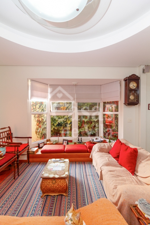 Casa de vila espaçosa e muito bem localizada! Para venda - No Paraíso! Numa vilinha que também é um pa-ra-í-so!