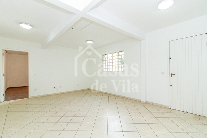 Casa de vila espaçosa e muito bem localizada! Para venda - No Paraíso! Numa vilinha que também é um pa-ra-í-so!