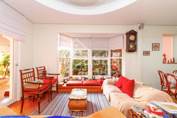Casa de vila espaçosa e muito bem localizada! Para venda - No Paraíso! Numa vilinha que também é um pa-ra-í-so!