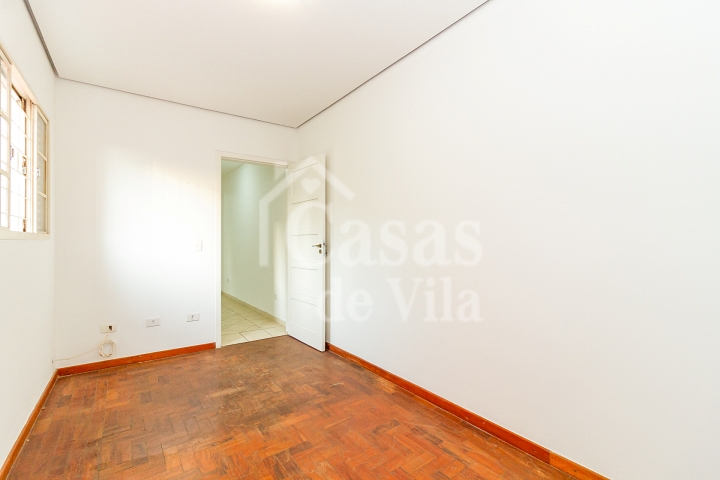 Casa de vila espaçosa e muito bem localizada! Para venda - No Paraíso! Numa vilinha que também é um pa-ra-í-so!