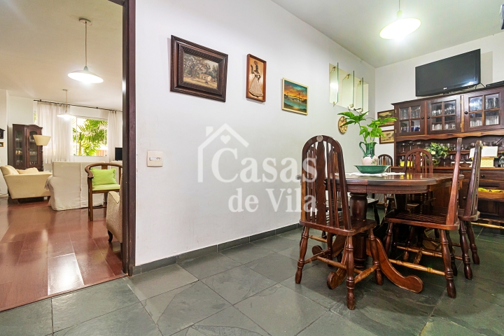 Casa de vila espaçosa! - Para venda no Jardim Hípico!