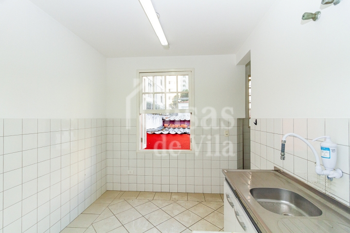 Casa de vila espaçosa e muito bem localizada! Para venda - No Paraíso! Numa vilinha que também é um pa-ra-í-so!