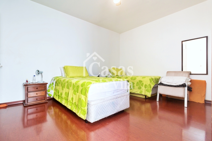Casa de vila espaçosa! - Para venda no Jardim Hípico!