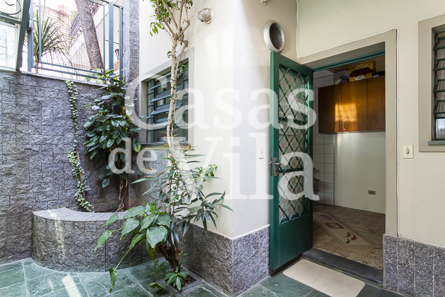 Casa de vila espaçosa! - Para venda ou locação! Em Perdizes! Ótima localização!