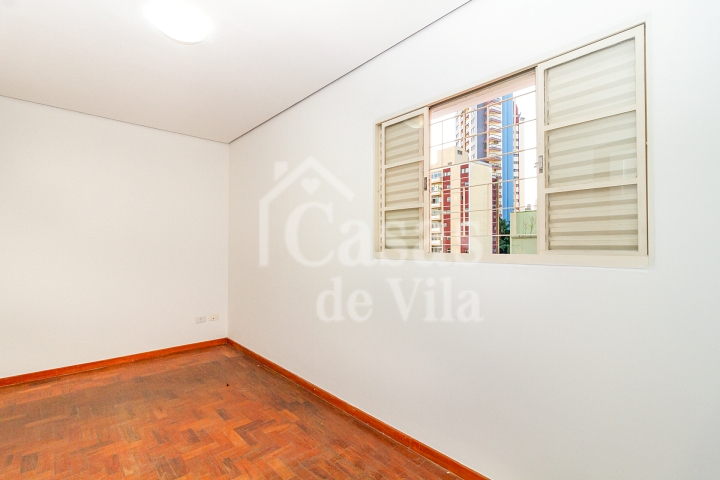 Casa de vila espaçosa e muito bem localizada! Para venda - No Paraíso! Numa vilinha que também é um pa-ra-í-so!