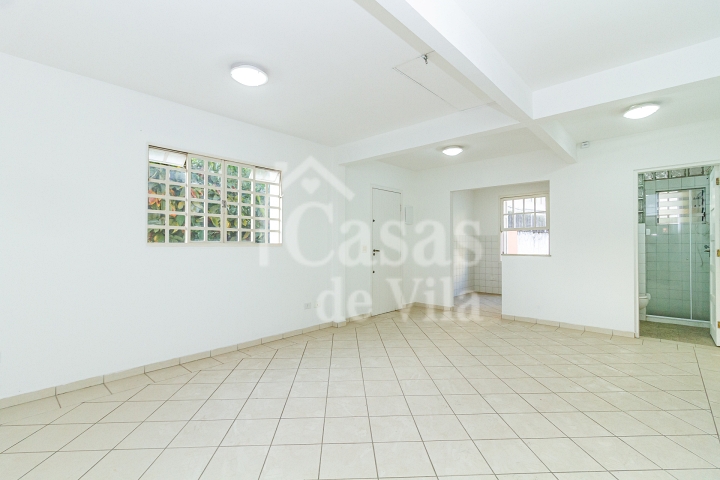 Casa de vila espaçosa e muito bem localizada! Para venda - No Paraíso! Numa vilinha que também é um pa-ra-í-so!
