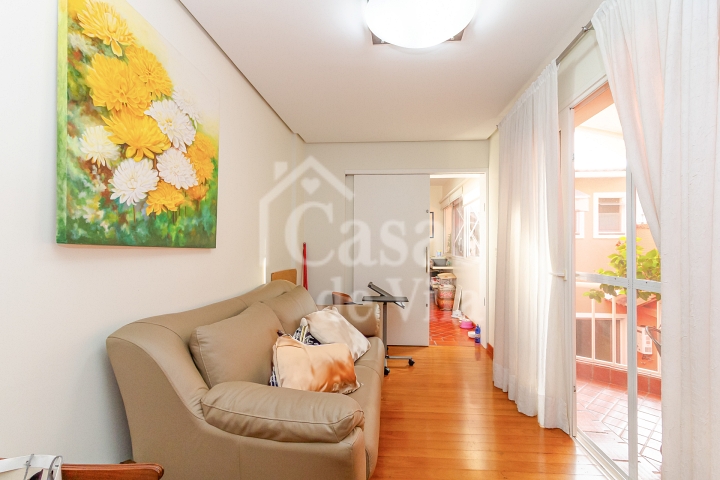 Casa de vila espaçosa e muito bem localizada! Para venda - No Paraíso! Numa vilinha que também é um pa-ra-í-so!