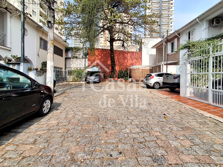 Casa de vila beemmm espaçosa para venda! - No Brooklin Paulista! Muitas facilidades nas proximidades!