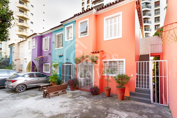 Casa de vila espaçosa e muito bem localizada! Para venda - No Paraíso! Numa vilinha que também é um pa-ra-í-so!